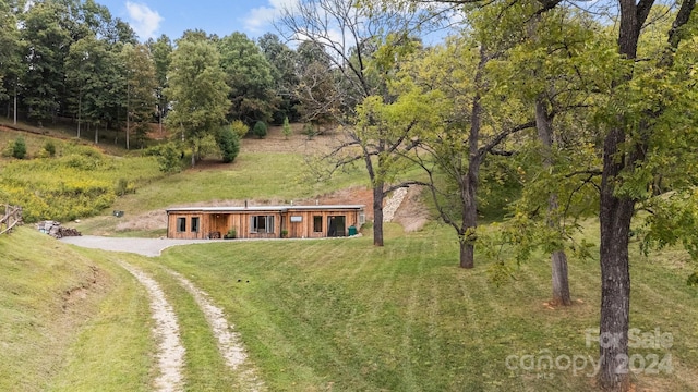 44 Brookside Dr, Burnsville, NC 28714 - view of front facade featuring driveway and a front yard
