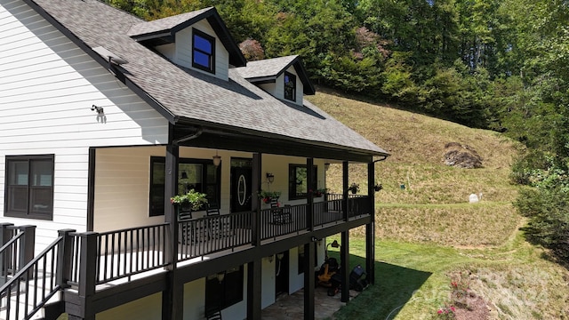 view of side of property featuring a lawn