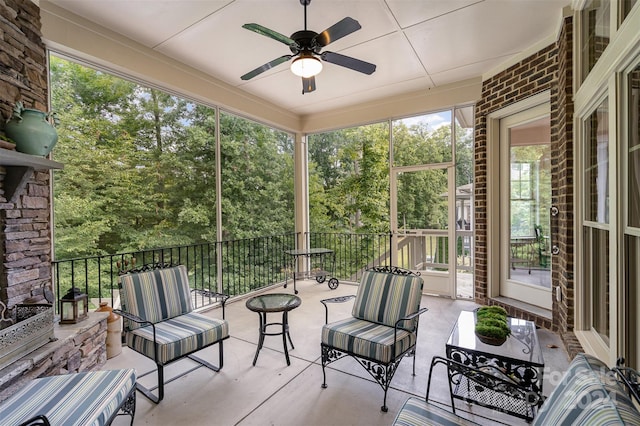 sunroom with ceiling fan