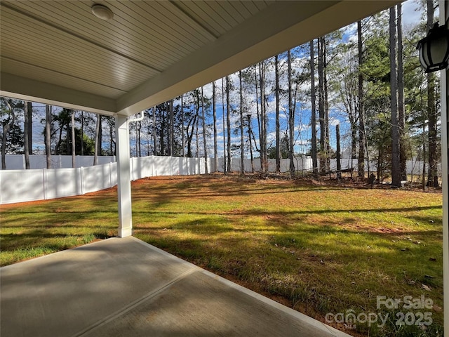 view of yard featuring a patio area