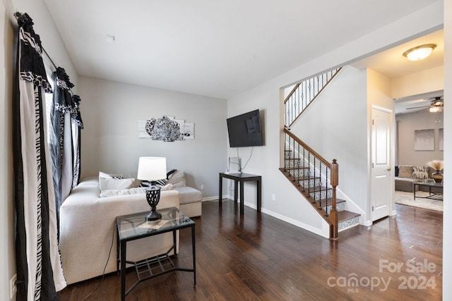 living room with dark wood-type flooring and ceiling fan