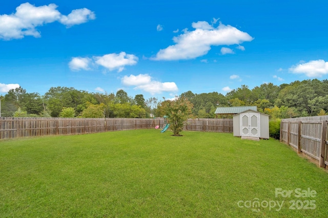 view of yard featuring a storage shed