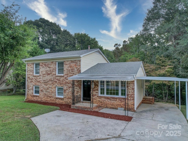 view of front of home featuring a carport and a front lawn