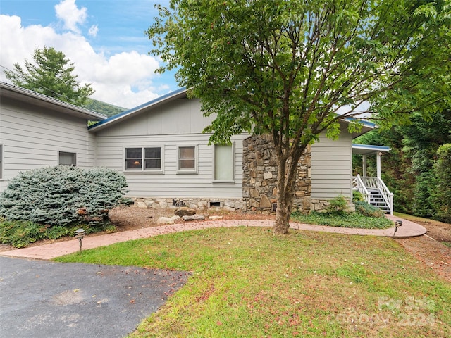 view of front of house featuring a front yard