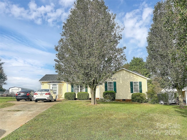view of front of home featuring crawl space, driveway, and a front yard
