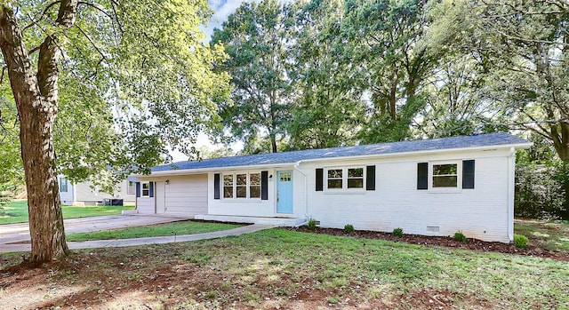 single story home featuring a front lawn