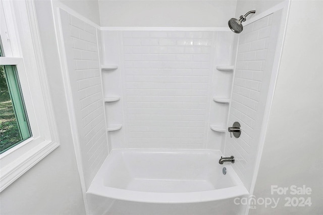 bathroom with tiled shower / bath