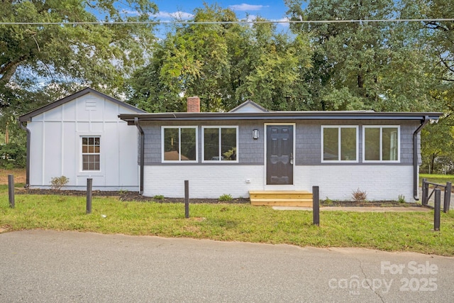 single story home with a front lawn