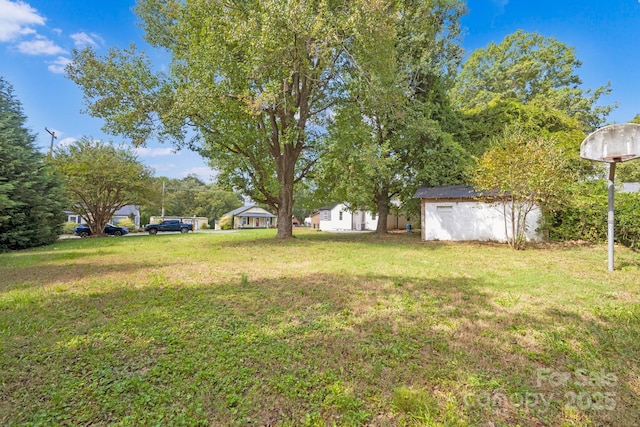 view of yard with a storage unit