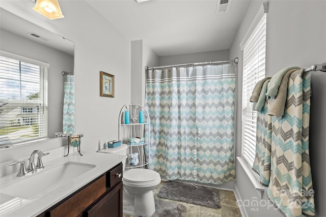 full bathroom with shower / bath combo with shower curtain, vanity, and toilet