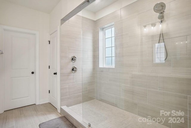 bathroom featuring tiled shower