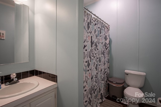 full bathroom with curtained shower, toilet, and vanity
