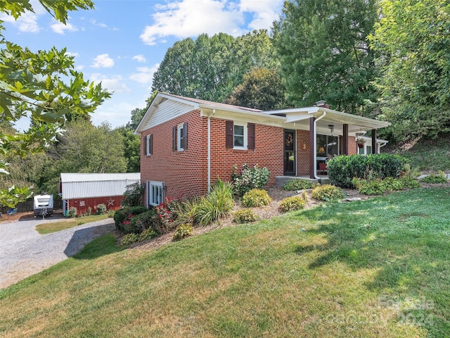 view of front of property featuring a front lawn