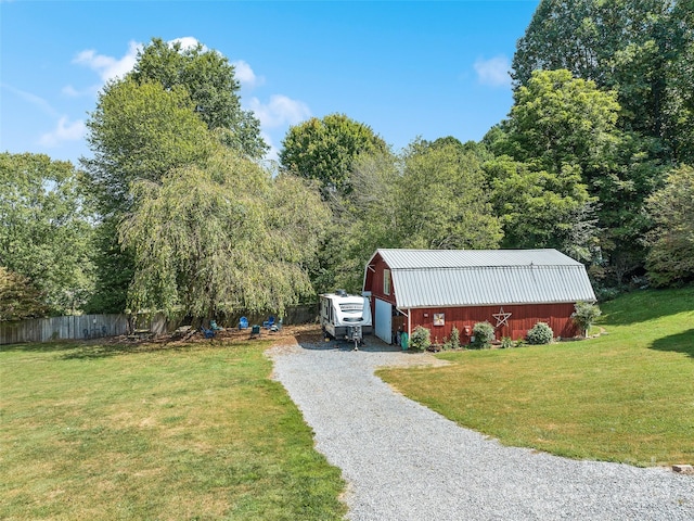 view of yard with an outdoor structure