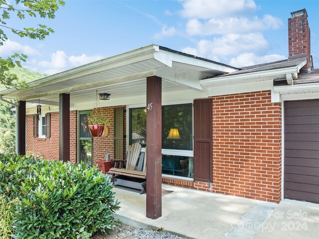 property entrance featuring a porch