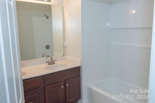 bathroom with vanity and tiled shower / bath