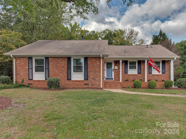 single story home featuring a front yard