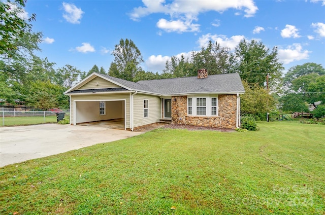 view of front of property featuring a carport and a front yard