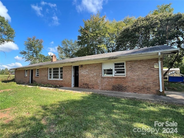 single story home with a front lawn