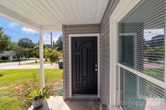 entrance to property featuring a porch