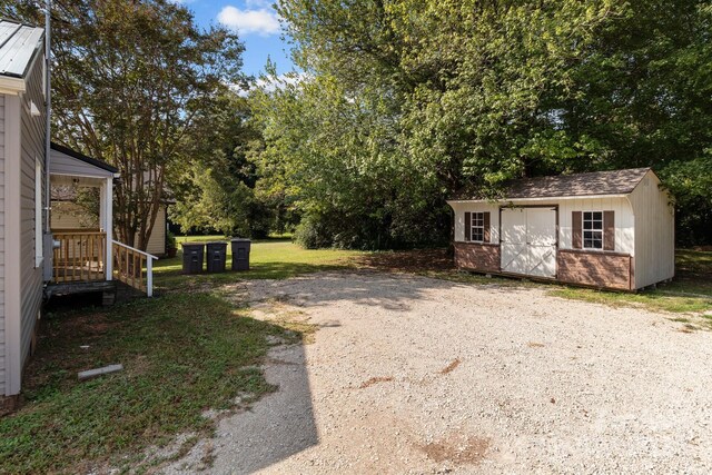 view of yard featuring a shed