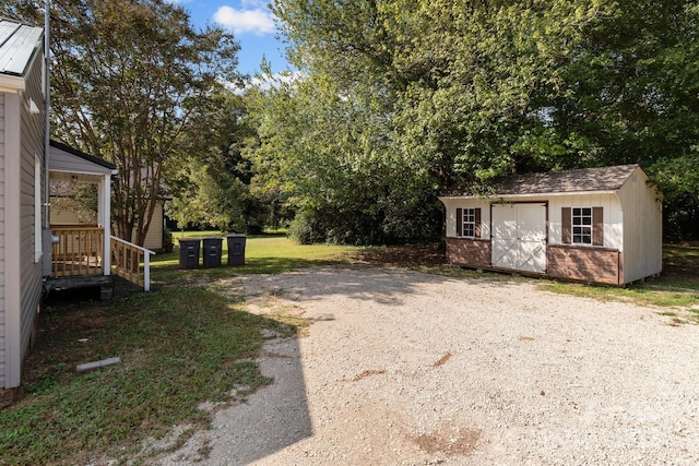 view of yard featuring an outdoor structure and a shed