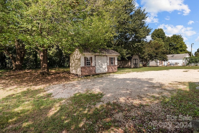 view of yard featuring a shed