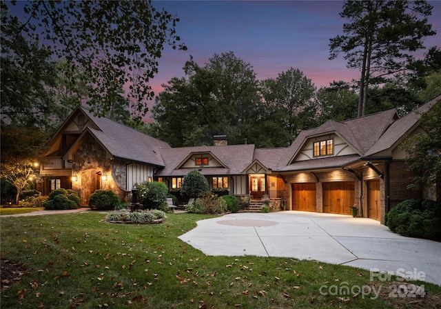 view of front facade featuring a yard and a garage