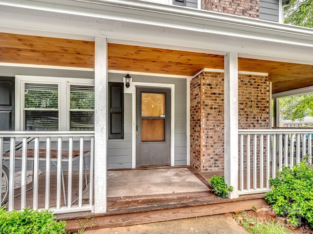 property entrance with covered porch