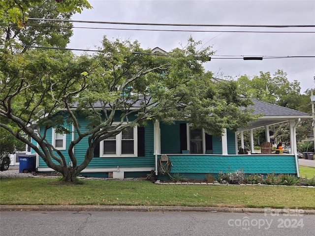 view of front of house featuring a porch and a front lawn