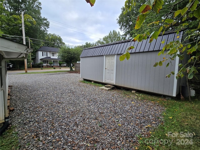 view of yard with a storage shed