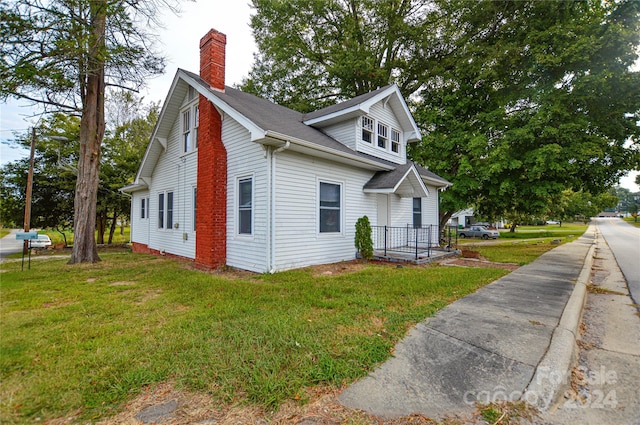 view of front facade with a front lawn