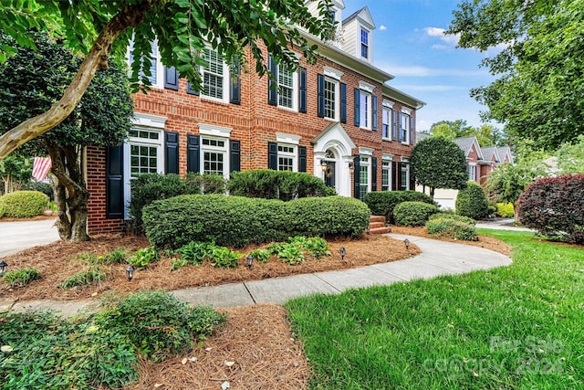 view of front of house featuring a front lawn