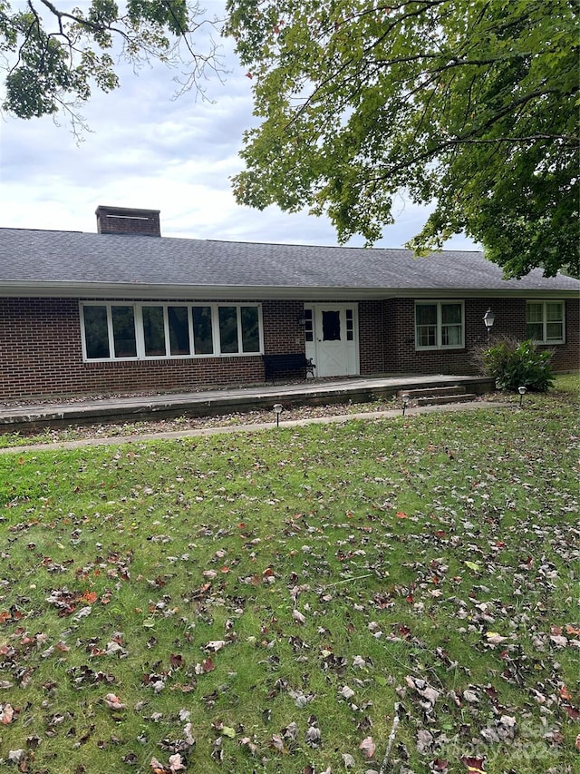 single story home featuring a front lawn