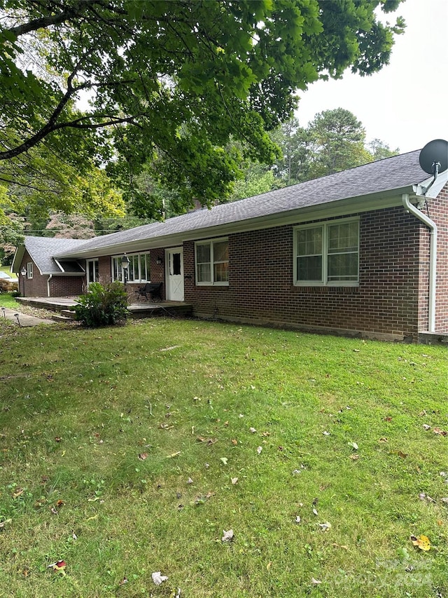 ranch-style home with a front yard