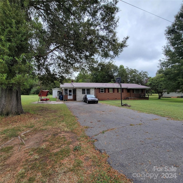 single story home with a front yard