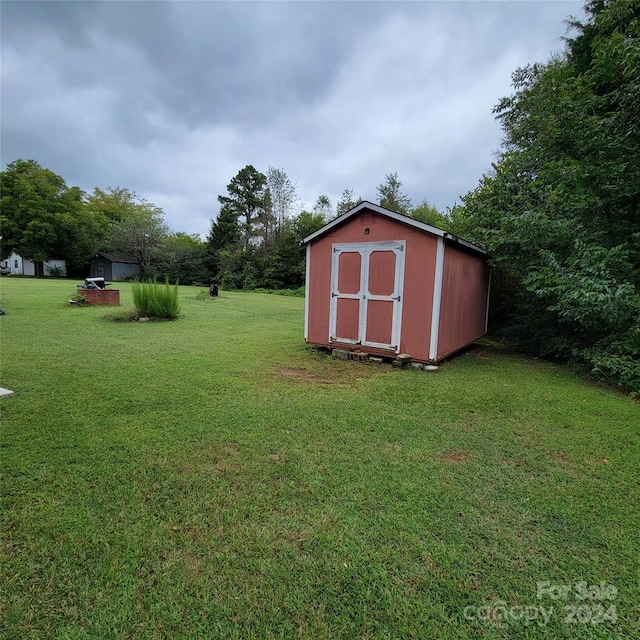 view of outbuilding with a yard