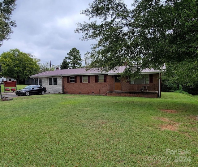 ranch-style home with a front yard