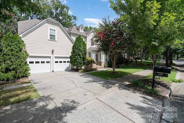 view of front facade featuring a garage and a front yard