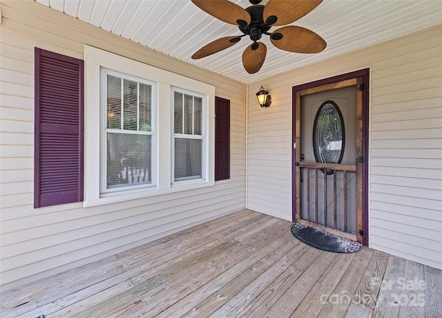 property entrance featuring a ceiling fan