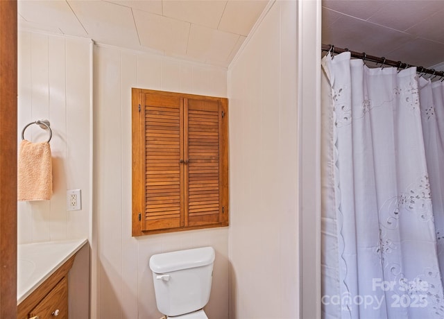 bathroom featuring toilet, a shower with curtain, crown molding, and vanity