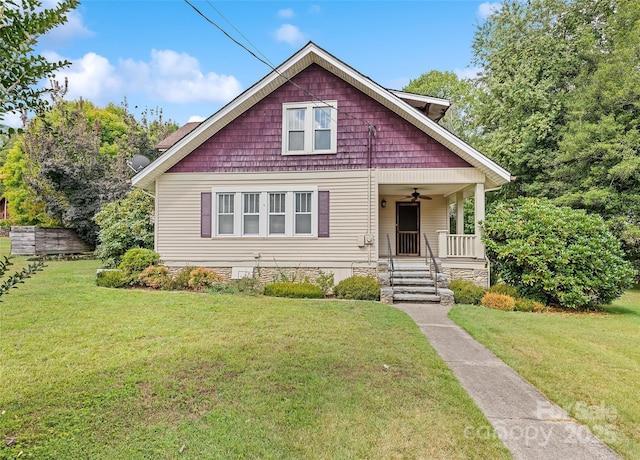 view of front of property featuring a porch, a front yard, and ceiling fan