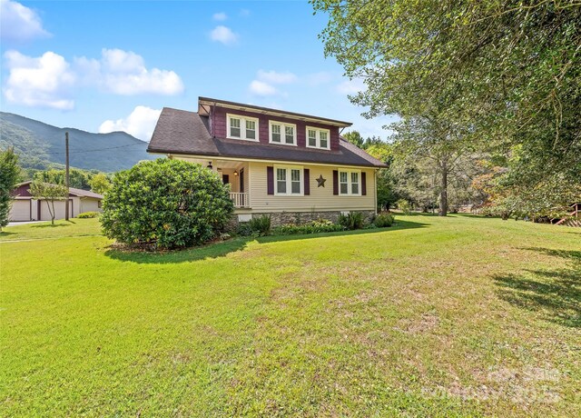 view of front of home featuring a front lawn and a mountain view