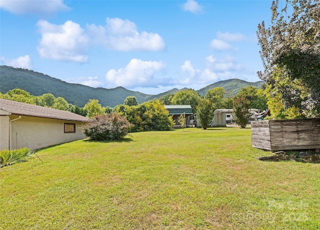 view of yard featuring a mountain view