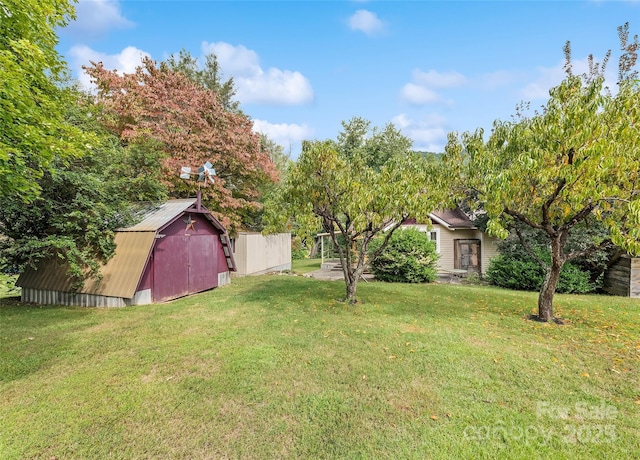 view of yard featuring an outdoor structure and a storage shed