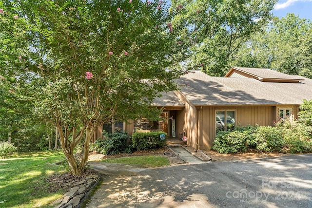 view of front of house with a front lawn