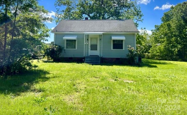 bungalow-style home featuring a front lawn