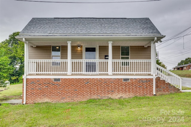 bungalow with a front lawn and a porch