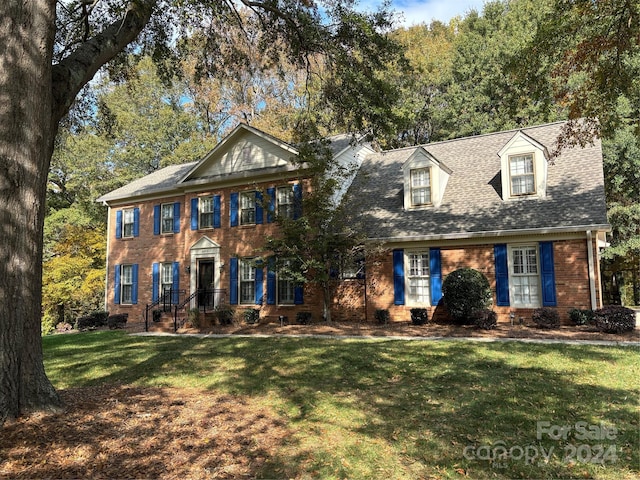 view of front of property featuring a front lawn