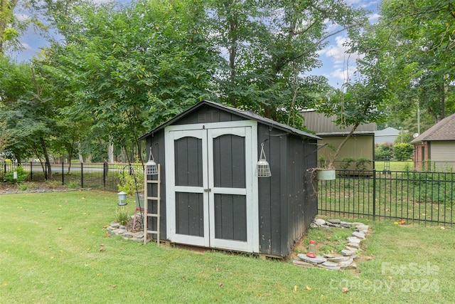 view of outdoor structure featuring a yard